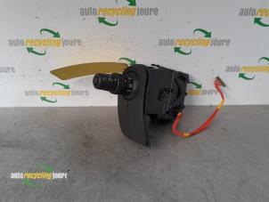 Used Indicator switch Renault Clio III Estate/Grandtour (KR) 1.2 16V 75 Price € 39,95 Margin scheme offered by Autorecycling Joure B.V.