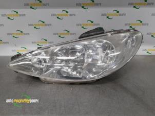 Used Headlight, left Peugeot 206 SW (2E/K) 1.4 Price € 35,00 Margin scheme offered by Autorecycling Joure B.V.