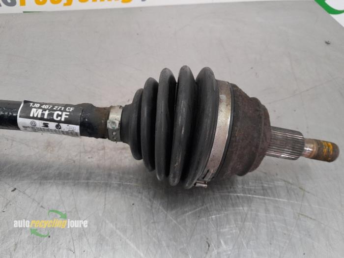 Front drive shaft, left from a Volkswagen Golf IV (1J1) 1.6 2002