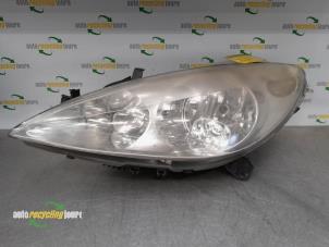 Used Headlight, left Peugeot 307 SW (3H) 1.6 16V Price € 40,00 Margin scheme offered by Autorecycling Joure B.V.