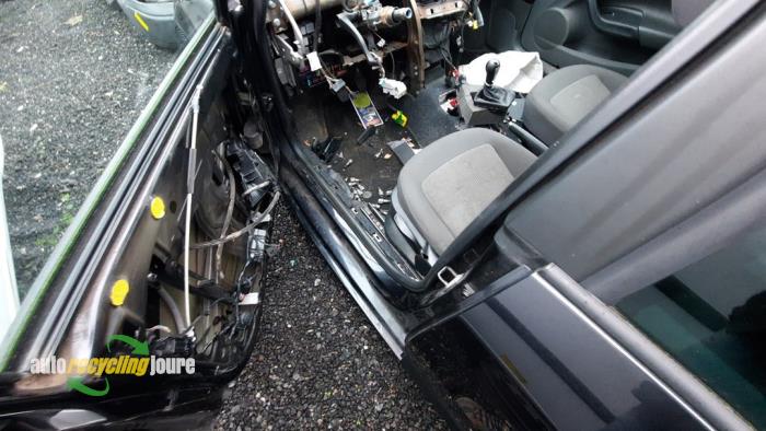Umbral izquierda de un Seat Ibiza ST (6J8) 1.2 TDI Ecomotive 2011