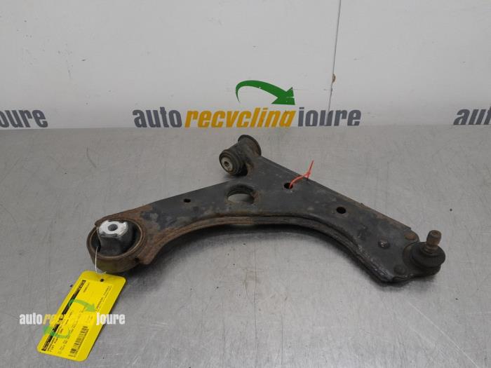 Front wishbone, right from a Fiat Grande Punto (199) 1.4 2007