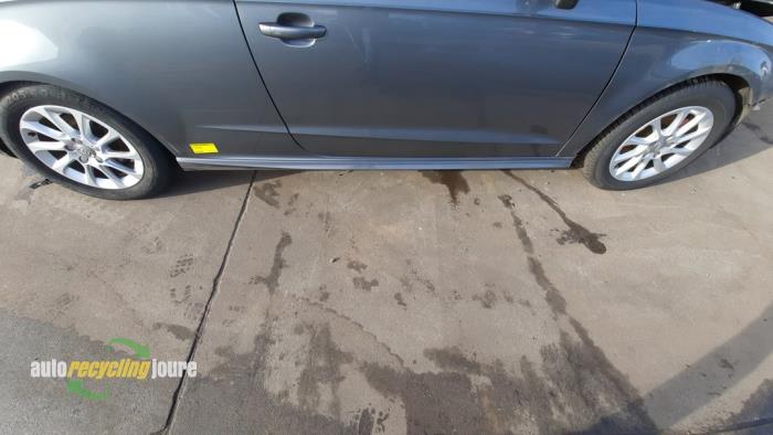 Używane Próg prawy Audi A3 (8V1/8VK) 1.6 TDI Ultra 16V Cena na żądanie oferowane przez Autorecycling Joure B.V.