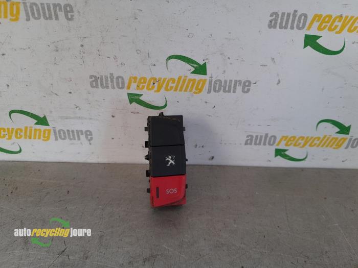 Używane Przycisk SOS Peugeot 508 SW (8E/8U) 1.6 HDiF 16V Cena € 9,99 Procedura marży oferowane przez Autorecycling Joure B.V.