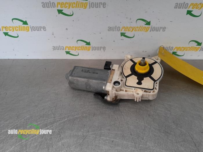 Usados Motor de ventanilla de puerta Saab 9-3 Sport Estate (YS3F) 1.9 TiD 16V Precio € 25,09 Norma de margen ofrecido por Autorecycling Joure B.V.