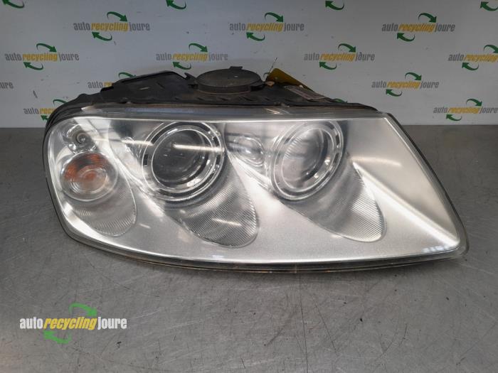 Używane Reflektor prawy Volkswagen Touareg (7LA/7L6) 4.2 V8 40V Cena € 200,00 Procedura marży oferowane przez Autorecycling Joure B.V.
