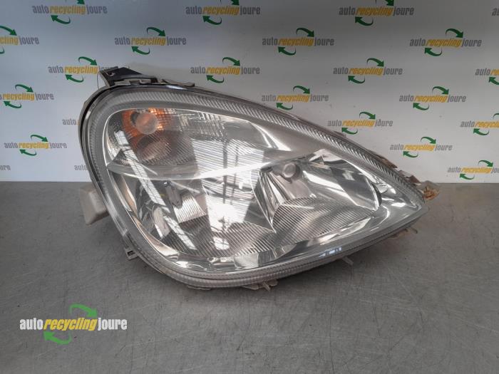 Używane Reflektor prawy Mercedes A (W168) 1.9 A-190 Cena € 39,99 Procedura marży oferowane przez Autorecycling Joure B.V.