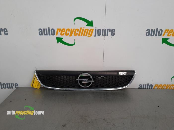 Używane Grill Opel Zafira (F75) 2.0 16V Turbo OPC Cena € 139,99 Procedura marży oferowane przez Autorecycling Joure B.V.
