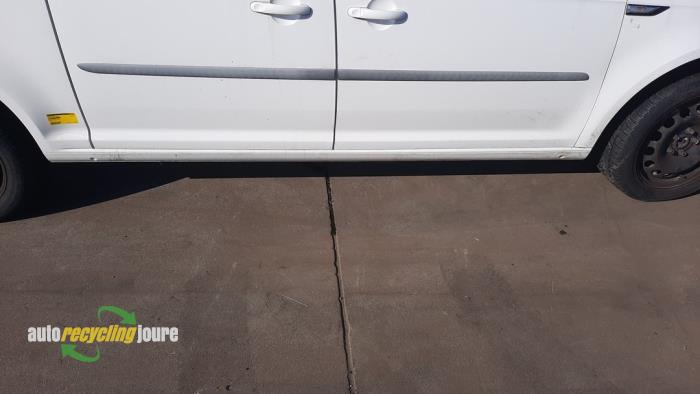 Używane Próg prawy Volkswagen Caddy Combi IV 1.4 TGI EcoFuel Cena na żądanie oferowane przez Autorecycling Joure B.V.