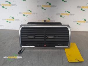 Gebrauchte Luftgitter Armaturenbrett Audi Q7 (4LB) 3.0 TDI V6 24V Preis € 49,99 Margenregelung angeboten von Autorecycling Joure B.V.