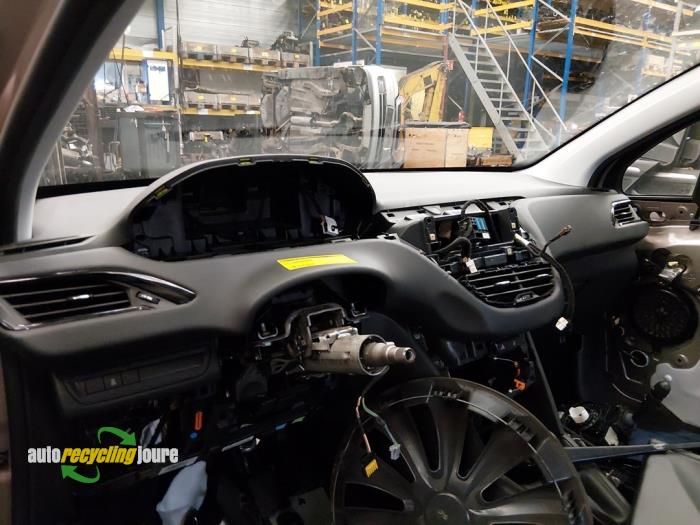 Używane Panel Peugeot 208 I (CA/CC/CK/CL) 1.2 Vti 12V PureTech 82 Cena € 225,00 Procedura marży oferowane przez Autorecycling Joure B.V.