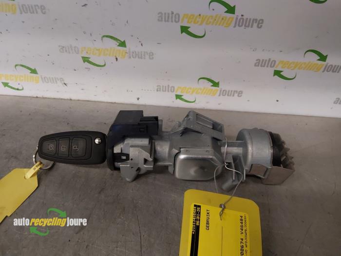 Używane Stacyjka + Kluczyk Ford C-Max (DXA) 1.0 Ti-VCT EcoBoost 12V 125 Cena € 39,99 Procedura marży oferowane przez Autorecycling Joure B.V.