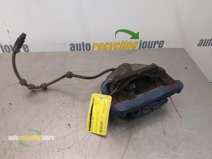 Gebrauchte Bremszange rechts vorne BMW 5 serie Touring (E61) 525i 24V Preis € 49,99 Margenregelung angeboten von Autorecycling Joure B.V.