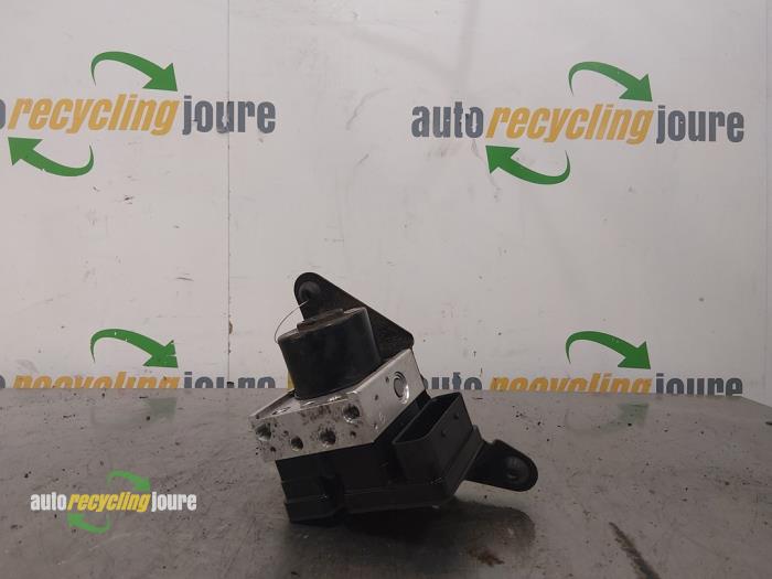 Używane Pompa ABS Peugeot 206+ (2L/M) 1.4 XS Cena € 175,00 Procedura marży oferowane przez Autorecycling Joure B.V.