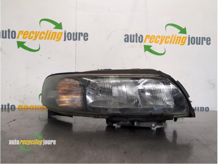 Używane Reflektor prawy Volvo V70 (SW) 2.4 20V 140 Cena € 59,99 Procedura marży oferowane przez Autorecycling Joure B.V.