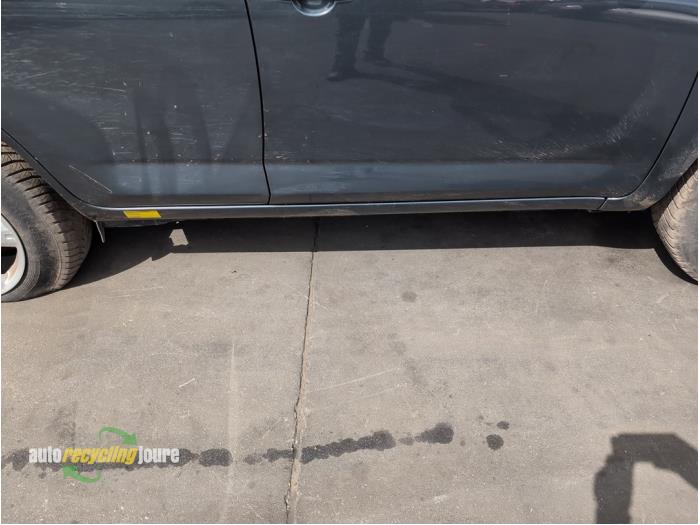Używane Próg prawy Toyota RAV4 (A3) 2.0 16V VVT-i 4x4 Cena na żądanie oferowane przez Autorecycling Joure B.V.