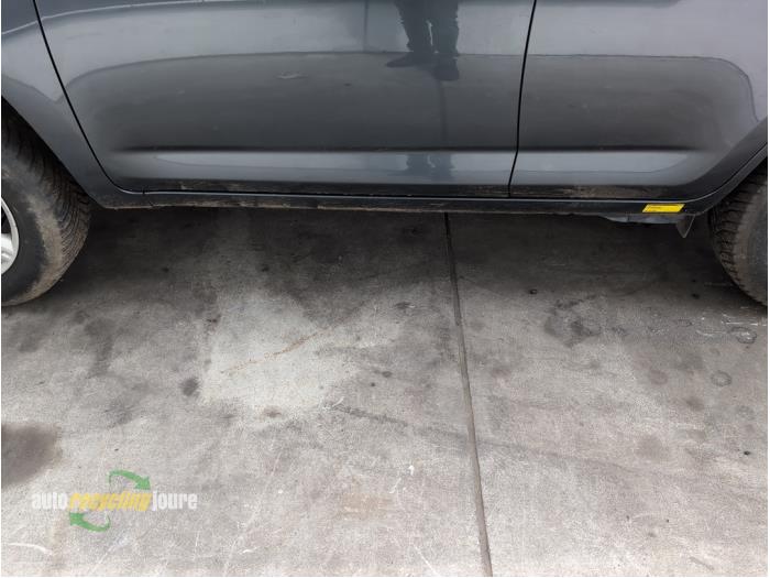 Używane Próg lewy Toyota RAV4 (A3) 2.0 16V VVT-i 4x4 Cena na żądanie oferowane przez Autorecycling Joure B.V.