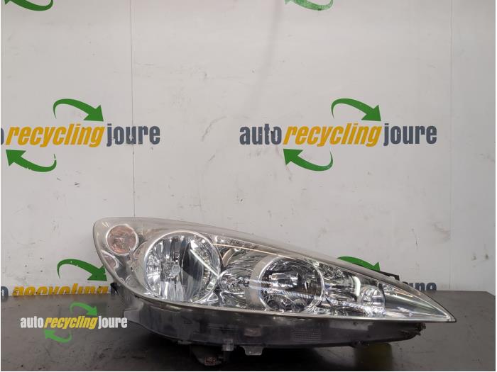 Używane Reflektor prawy Peugeot 308 SW (4E/H) 1.6 VTI 16V Cena € 49,99 Procedura marży oferowane przez Autorecycling Joure B.V.