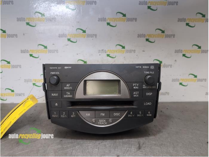 Używane Radio Toyota RAV4 (A3) 2.0 16V VVT-i 4x4 Cena € 49,99 Procedura marży oferowane przez Autorecycling Joure B.V.