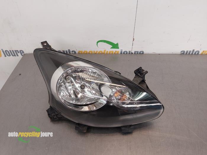 Używane Reflektor prawy Toyota Aygo (B10) 1.0 12V VVT-i Cena € 45,00 Procedura marży oferowane przez Autorecycling Joure B.V.