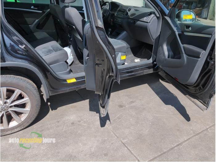Używane Próg prawy Volkswagen Tiguan (5N1/2) 1.4 TSI 16V Cena na żądanie oferowane przez Autorecycling Joure B.V.
