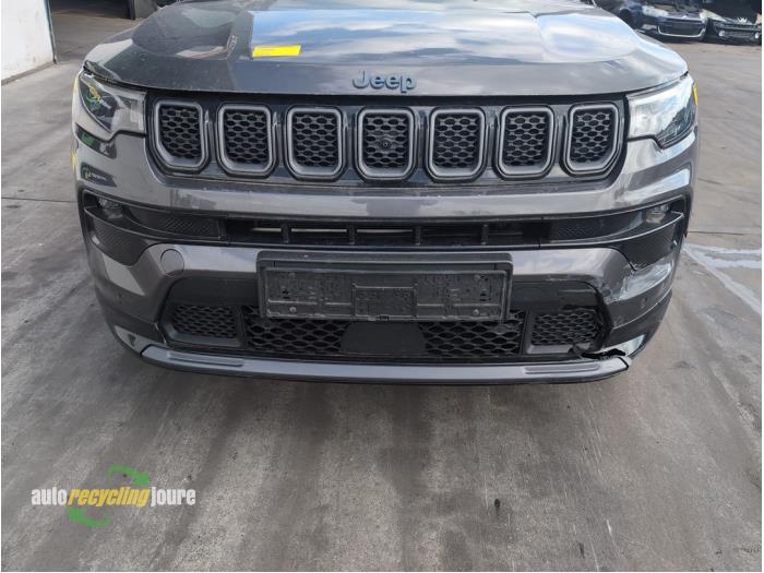 Usados Parachoques Jeep Compass II (MP) 1.3 4XE 240 16V 4x4 Precio de solicitud ofrecido por Autorecycling Joure B.V.