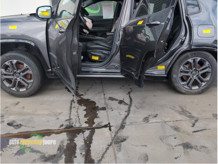 Używane Próg lewy Jeep Compass II (MP) 1.3 4XE 240 16V 4x4 Cena na żądanie oferowane przez Autorecycling Joure B.V.