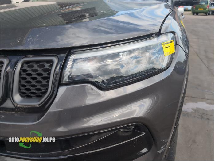 Używane Reflektor lewy Jeep Compass II (MP) 1.3 4XE 240 16V 4x4 Cena € 449,00 Procedura marży oferowane przez Autorecycling Joure B.V.