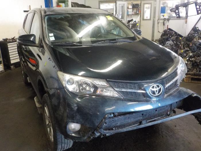 Compresseur de clim d'un Toyota Funcruiser 2015