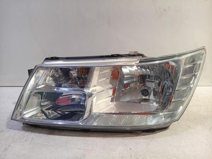 Używane Reflektor lewy Dodge Journey Cena € 64,99 Procedura marży oferowane przez Van der Ven Autorecycling B.V.