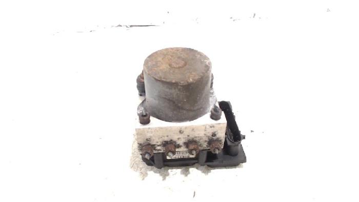 Begagnade ABS-pump Toyota Avensis Pris € 12,00 Marginaltabell erbjuds av Van der Ven Autorecycling B.V.