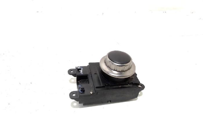 Head unit multimedia control