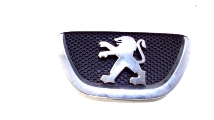Używane Emblemat Peugeot 107 Cena € 27,00 Procedura marży oferowane przez Van der Ven Autorecycling B.V.