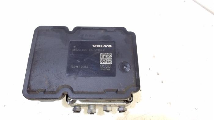 Używane Pompa ABS Volvo V40 Cena € 54,00 Procedura marży oferowane przez Van der Ven Autorecycling B.V.