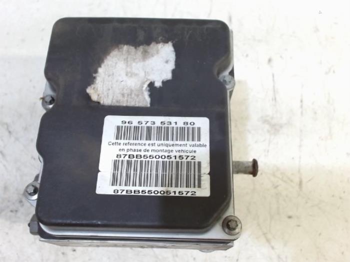 Używane Pompa ABS Peugeot 307 Cena € 15,00 Procedura marży oferowane przez Van der Ven Autorecycling B.V.
