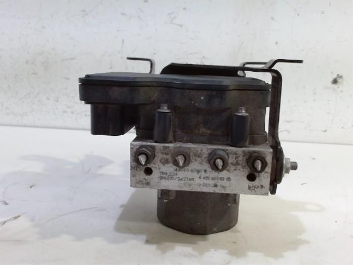 Begagnade ABS-pump Renault Twingo Pris € 60,00 Marginaltabell erbjuds av Van der Ven Autorecycling B.V.