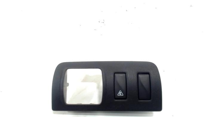 Usados Interruptor ESP Renault Scenic Precio € 13,00 Norma de margen ofrecido por Van der Ven Autorecycling B.V.