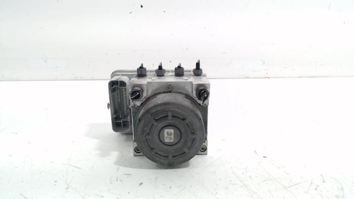 Begagnade ABS-pump Peugeot 208 Pris € 185,00 Marginaltabell erbjuds av Van der Ven Autorecycling B.V.