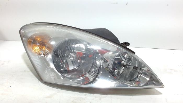 Używane Reflektor prawy Kia Pro Cee'd Cena € 29,99 Procedura marży oferowane przez Van der Ven Autorecycling B.V.