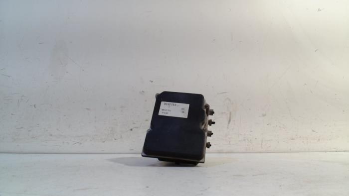 Begagnade ABS-pump Audi A4 Pris € 100,00 Marginaltabell erbjuds av Van der Ven Autorecycling B.V.