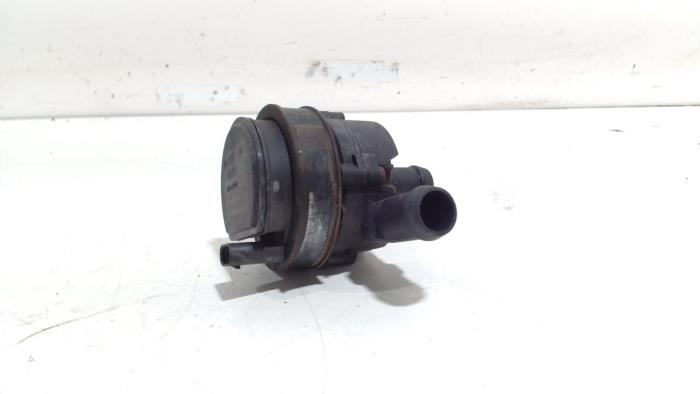 Usagé Pompe à eau Mercedes A-Klasse Prix € 65,00 Règlement à la marge proposé par Van der Ven Autorecycling B.V.