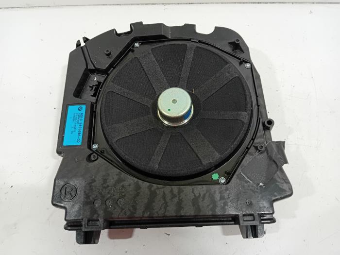 Używane Subwoofer BMW 5-Serie Cena € 35,00 Procedura marży oferowane przez Van der Ven Autorecycling B.V.