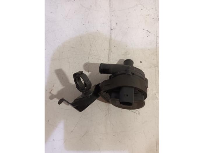 Usagé Pompe à eau Mercedes C-Klasse Prix € 45,00 Règlement à la marge proposé par Van der Ven Autorecycling B.V.