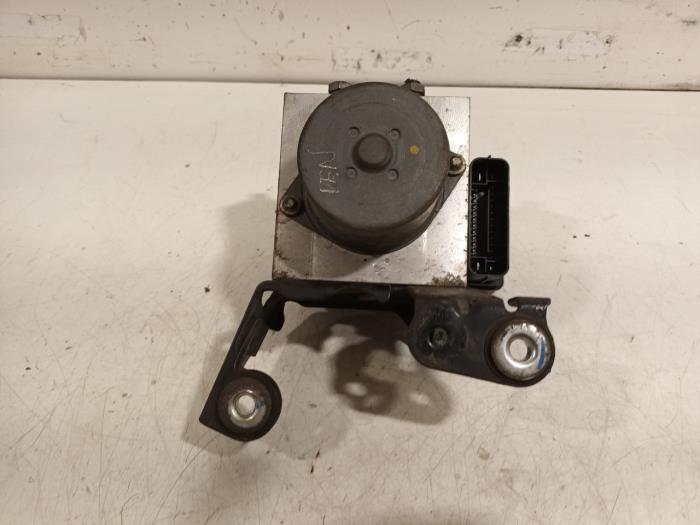 Begagnade ABS-pump Ford Mondeo Pris € 50,00 Marginaltabell erbjuds av Van der Ven Autorecycling B.V.