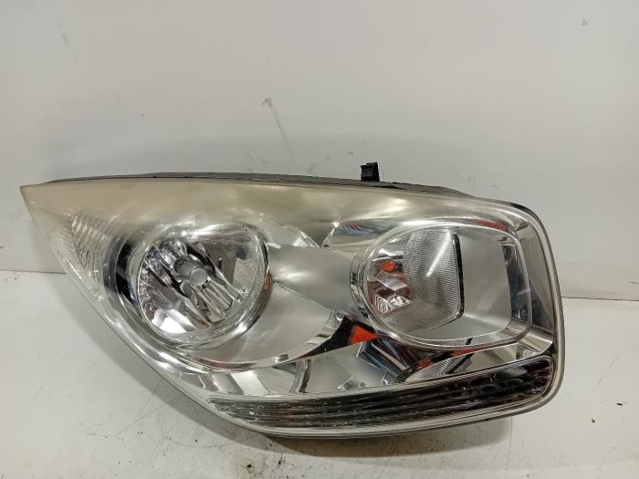 Używane Reflektor prawy Kia Venga Cena € 99,99 Procedura marży oferowane przez Van der Ven Autorecycling B.V.