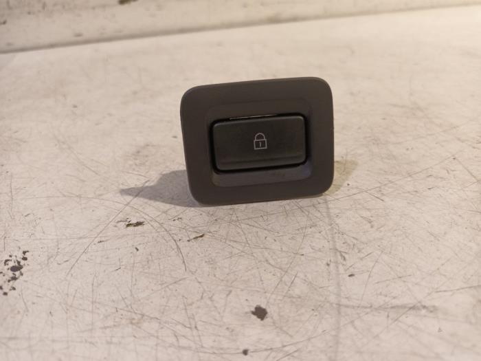Usados Interruptor Mazda 3 Precio € 10,00 Norma de margen ofrecido por Van der Ven Autorecycling B.V.