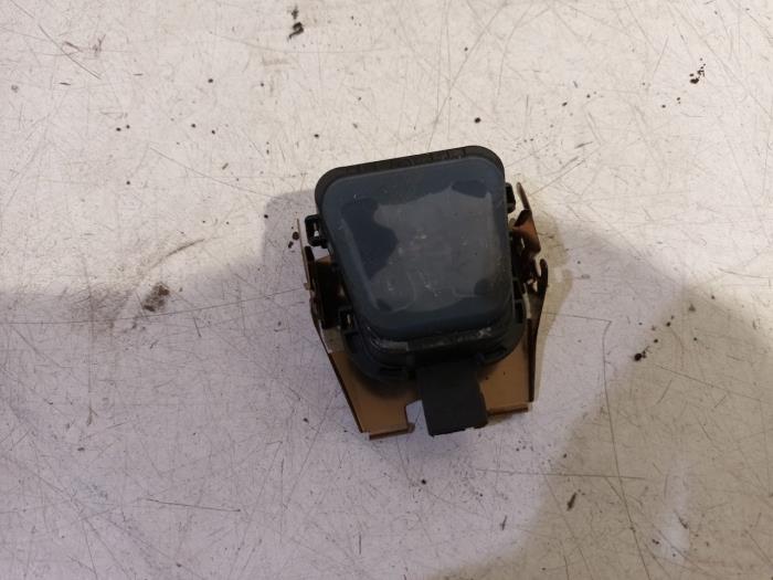 Begagnade Regnsensor Renault Clio Pris € 10,00 Marginaltabell erbjuds av Van der Ven Autorecycling B.V.