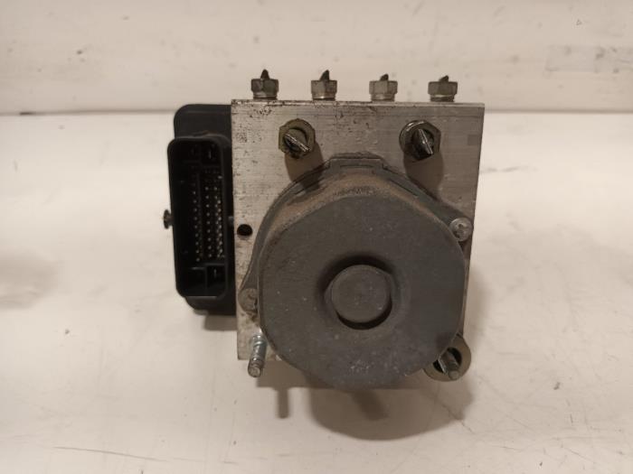 Begagnade ABS-pump Peugeot 108 Pris € 24,95 Marginaltabell erbjuds av Van der Ven Autorecycling B.V.