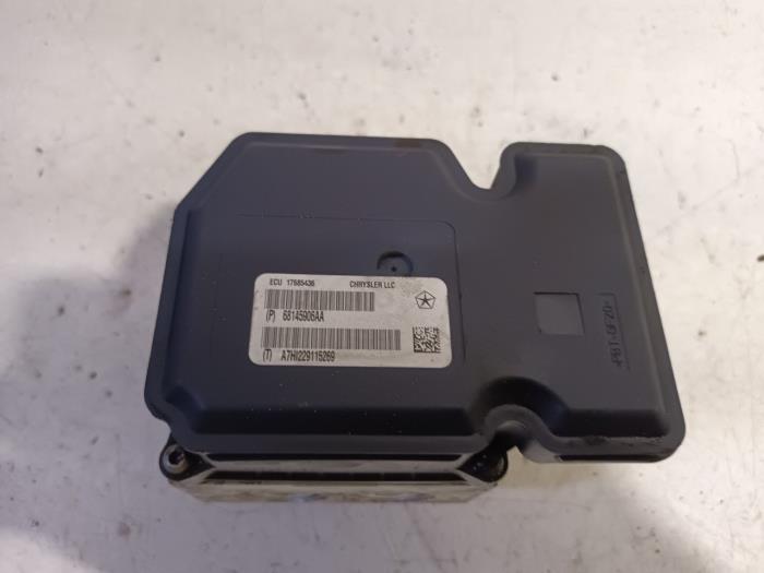 Usagé Pompe ABS Jeep Grand Cherokee Prix € 185,00 Règlement à la marge proposé par Van der Ven Autorecycling B.V.