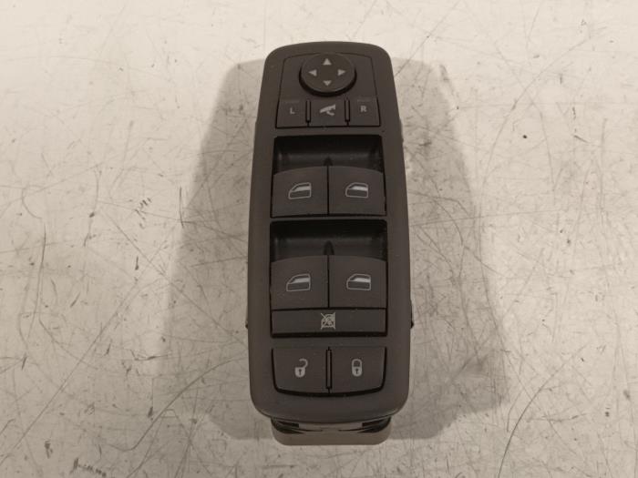 Usados Interruptor de ventanilla eléctrica Jeep Grand Cherokee Precio € 65,00 Norma de margen ofrecido por Van der Ven Autorecycling B.V.